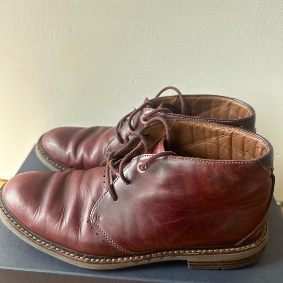 Clarks Men\'s Burgundy Leather Chukka Boots